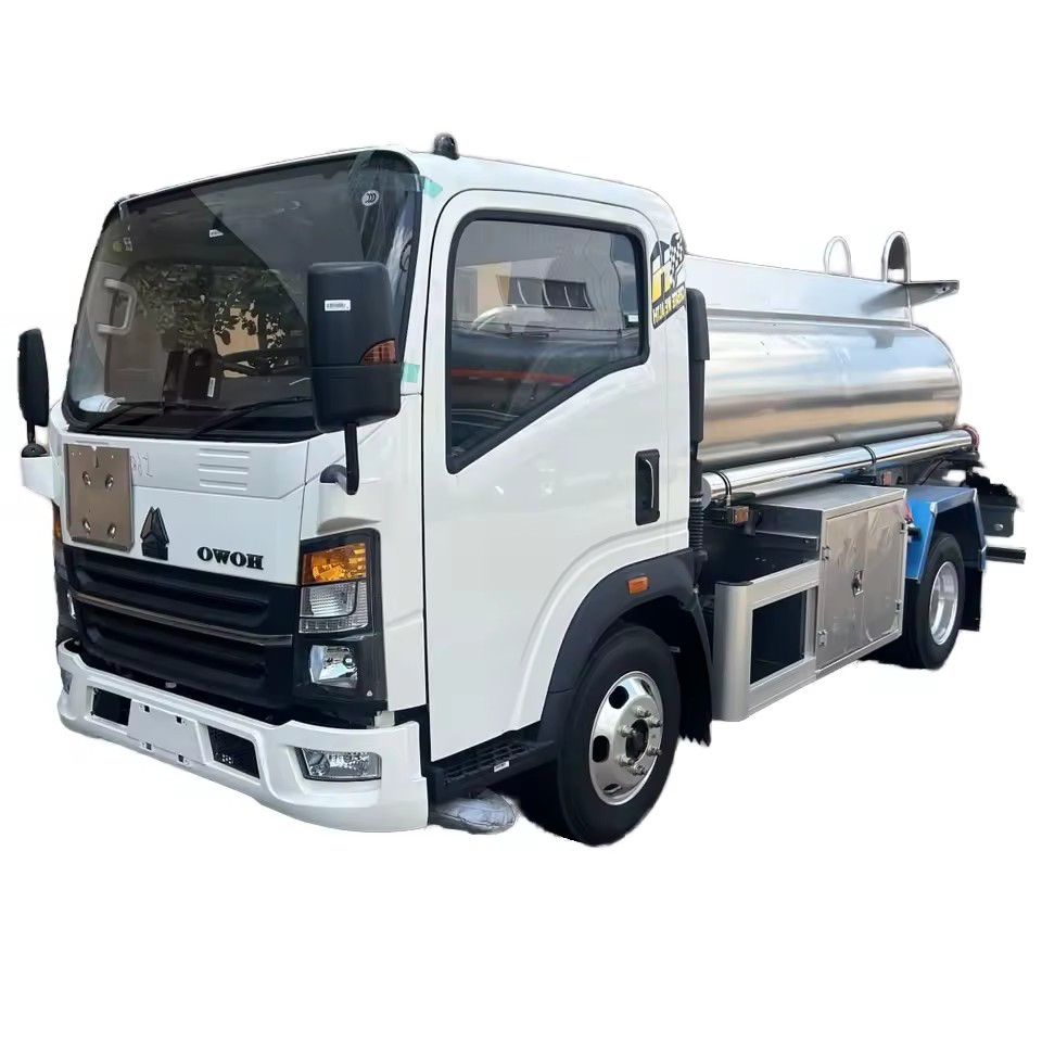 HOWO 5 CBM 5000L Aluminum Alloy Fuel Tank Truck , 4x2 Diesel Oil Transporter , Sinotruk Chassis