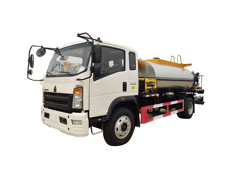 Asphalt distributor truck with a wheelbase of 4200 mm